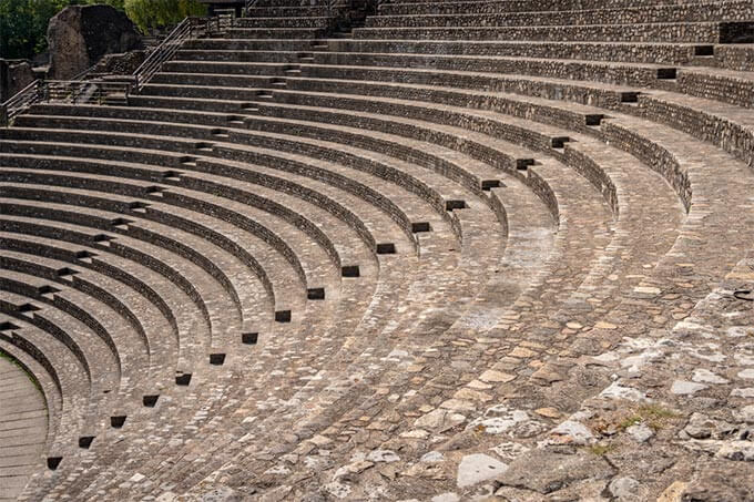 Zuschauerränge des antiken römischen Theaters