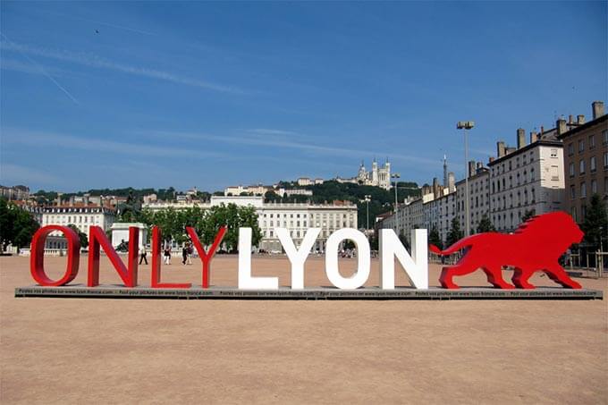 Only Lyon Skulptur auf der Place Bellecour