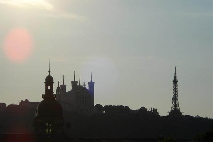 Schatten Notre-Dame de Fourvière über der Stadt