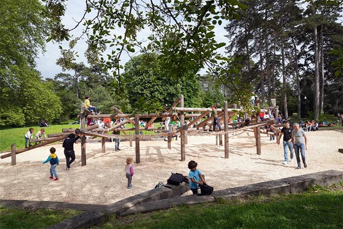 Spielplatz: Klettergerüst im Parc de la Tete d or